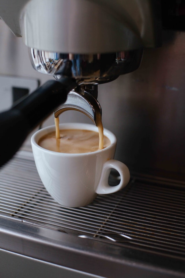 mesin kopi yang sedang bekerja