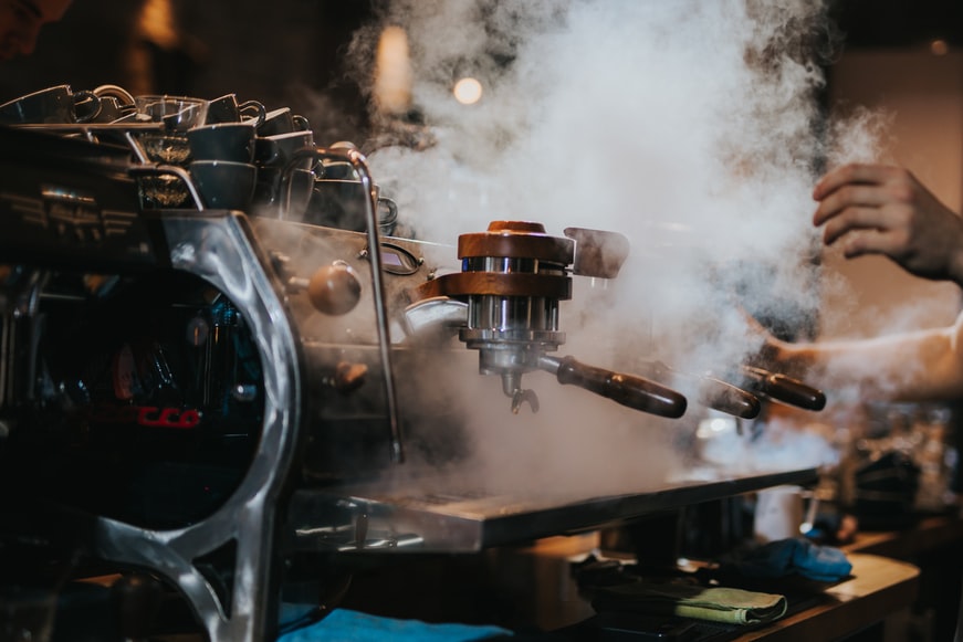Illustrasi Penggunaan Mesin Kopi Espresso